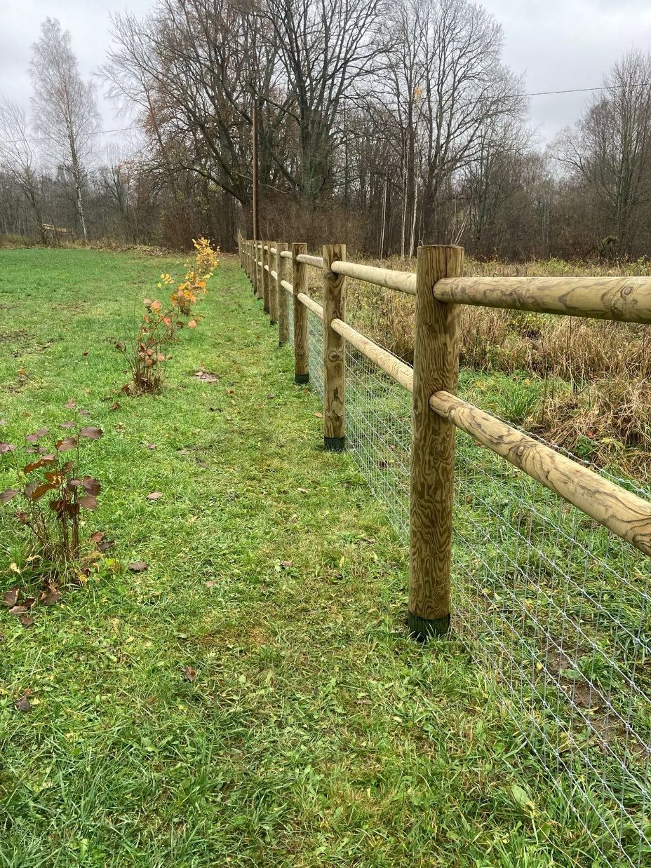 Koka un stiepļu kombinētais žogs