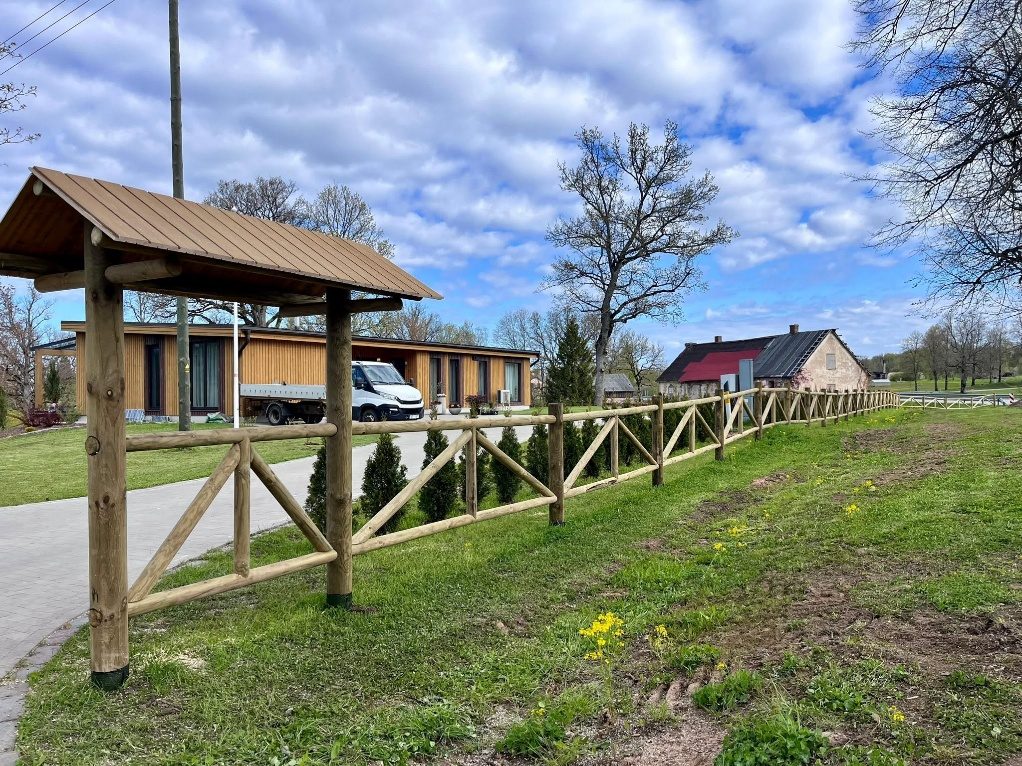 Dekoratīvais koka žogs